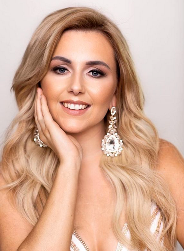 Abbey wearing our Deluxe Clips in Mixed #12/20